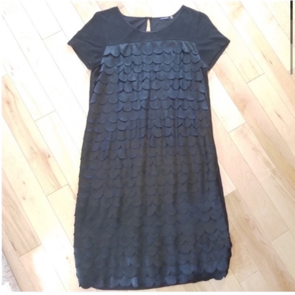 Magaschoni black scalloped ruffle dress short sleeved size medium